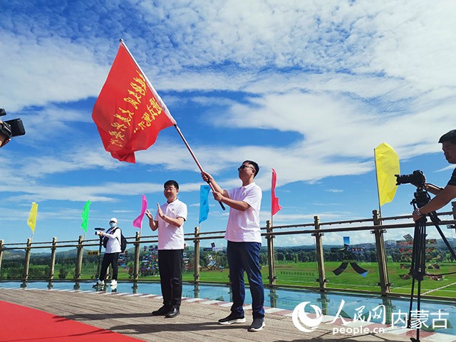 授旗現(xiàn)場(chǎng)。人民網(wǎng)-劉藝琳攝