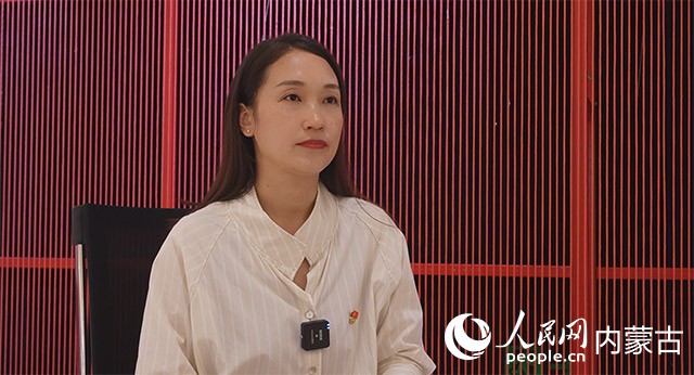 興安盟烏蘭牧騎副團(tuán)長(zhǎng)白敖道胡接受采訪。人民網(wǎng) 寇雅楠攝