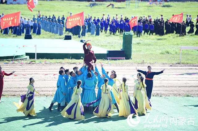 烏蘭牧騎方陣亮相第九屆內(nèi)蒙古自治區(qū)烏蘭牧騎藝術(shù)節(jié)暨2022·興安盟那達(dá)慕開幕式現(xiàn)場(chǎng)。人民網(wǎng) 寇雅楠攝