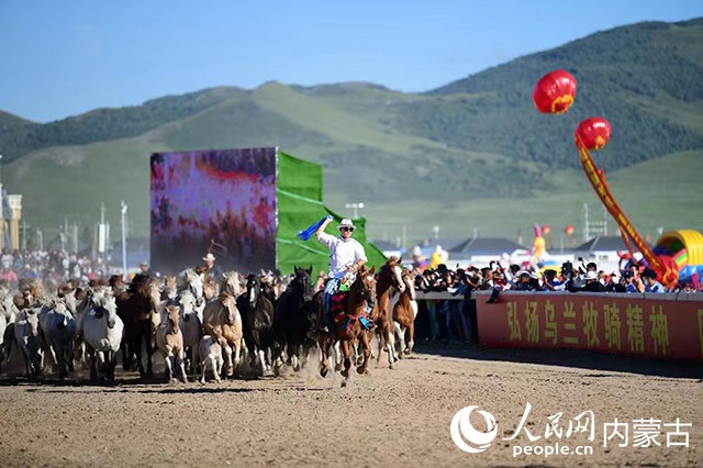 第九屆內(nèi)蒙古自治區(qū)烏蘭牧騎藝術(shù)節(jié)暨2022·興安盟那達(dá)慕開幕式現(xiàn)場(chǎng)。人民網(wǎng) 劉藝琳攝