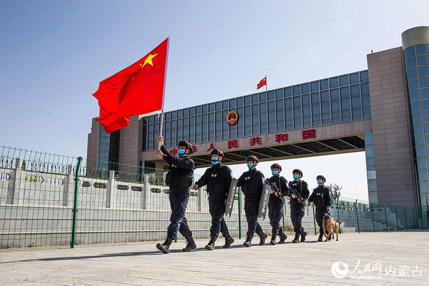 內(nèi)蒙古出入境邊防檢查總站二連出入境邊防檢查站執(zhí)勤民警在國(guó)門邊境一線巡邏踏查。胡富國(guó)攝