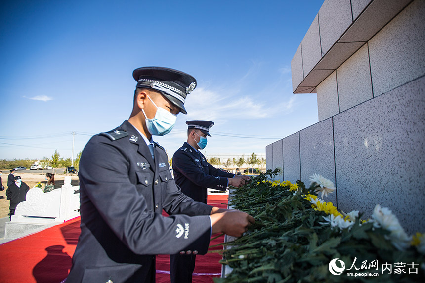 二連出入境邊防檢查站民警向烈士獻(xiàn)花。郭鵬杰攝