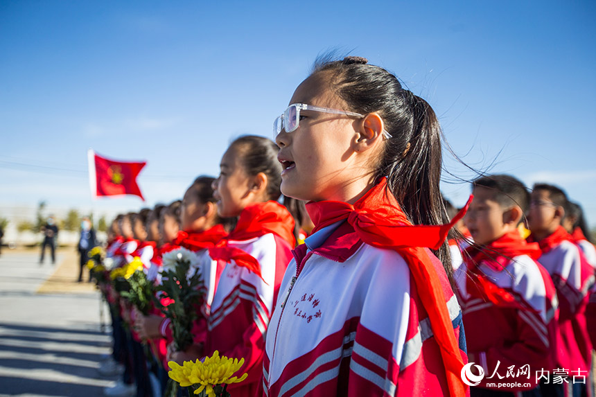 二連浩特市第三小學(xué)少年兒童合唱《中國(guó)少年先鋒隊(duì)隊(duì)歌》。郭鵬杰攝