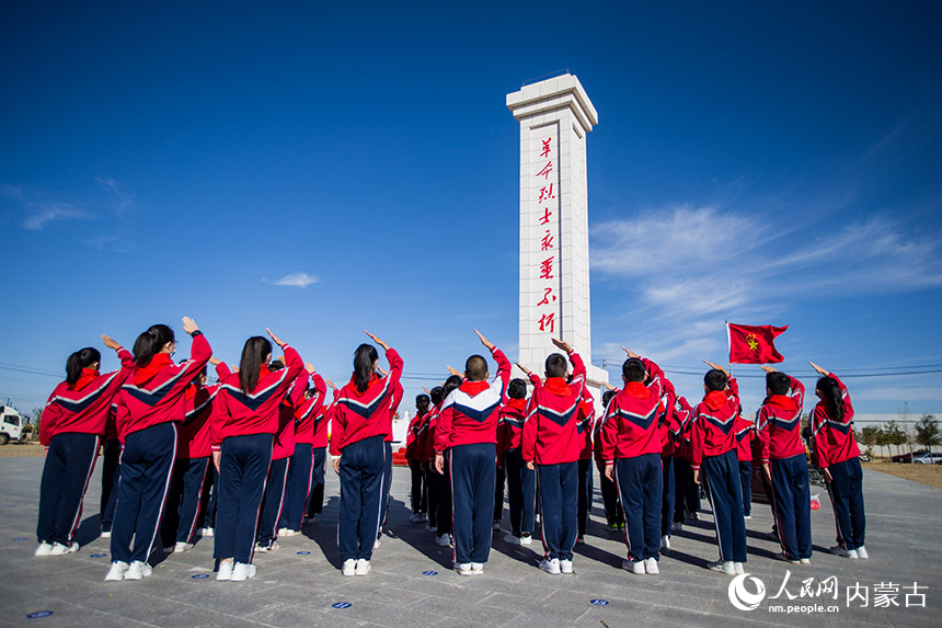 二連浩特市第三小學(xué)少先隊(duì)員向烈士紀(jì)念碑敬禮。郭鵬杰攝