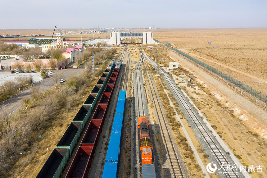 通關(guān)貨運(yùn)列車在二連出入境邊防檢查站鐵路貨運(yùn)執(zhí)勤現(xiàn)場(chǎng)接受邊防檢查。胡富國攝