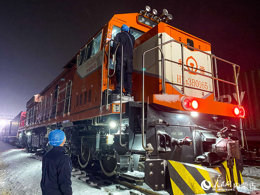 二連出入境邊防檢查站執(zhí)勤民警檢查驗放通關(guān)列車。郭鵬杰攝