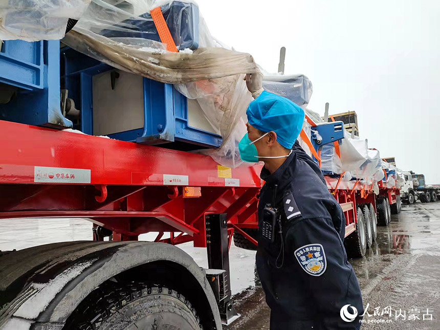 二連出入境邊防檢查站執(zhí)勤民警檢查驗放通關(guān)車輛。郭鵬杰攝