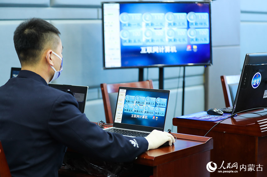 二連出入境邊防檢查站邊檢業(yè)務(wù)知識競賽現(xiàn)場，工作人員嚴(yán)謹(jǐn)細(xì)致的對分值進(jìn)行計算。楊金燁攝
