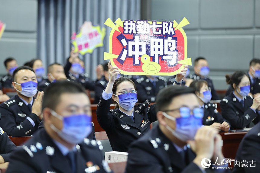 二連出入境邊防檢查站邊檢業(yè)務(wù)知識競賽現(xiàn)場，場下觀眾為參賽隊加油助威。楊金燁攝