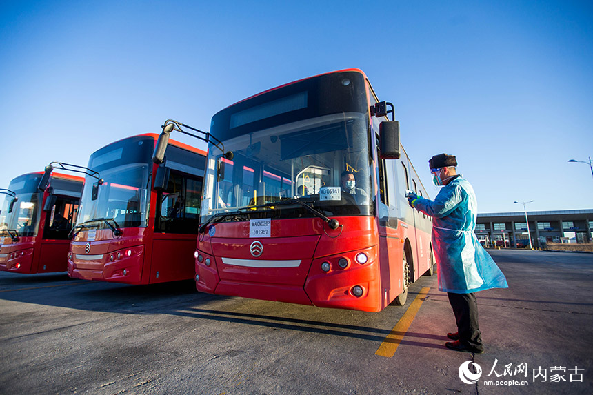 二連出入境邊防檢查站執(zhí)勤民警查驗(yàn)司機(jī)通關(guān)證件。胡富國攝