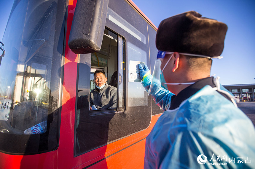 二連出入境邊防檢查站執(zhí)勤民警對司機(jī)進(jìn)行人證對照。胡富國攝