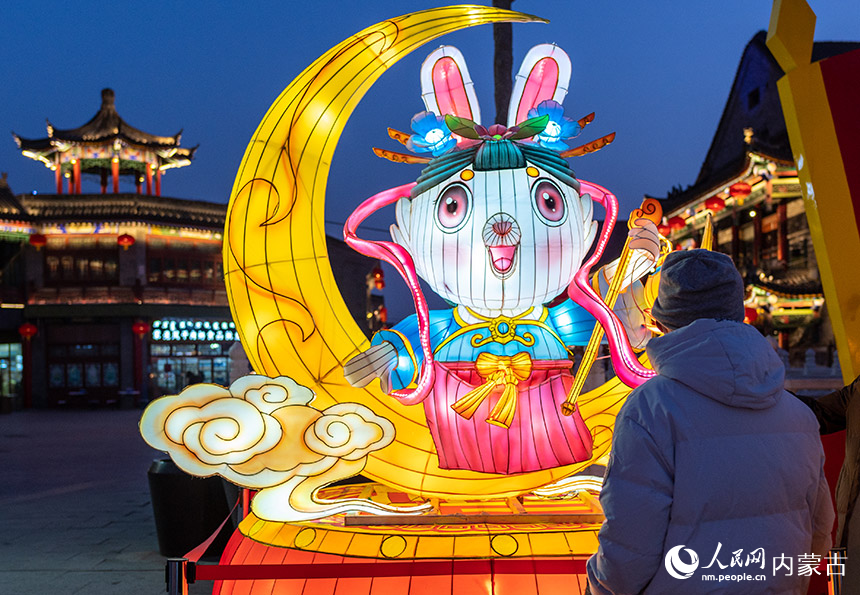 1月18日晚，游客在呼和浩特市玉泉區(qū)塞上老街歷史文化街區(qū)觀賞“福兔迎春”花燈。丁根厚攝