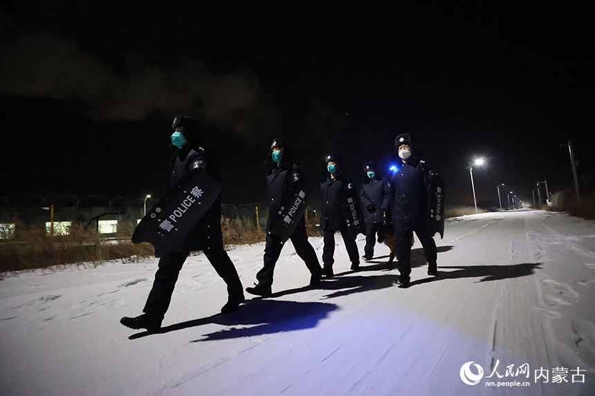 滿洲里邊檢站民警冒雪巡邏邊境。盧兵兵攝