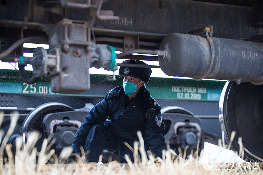 二連出入境邊防檢查站執(zhí)勤民警對通關列車進行車體檢查。郭鵬杰攝