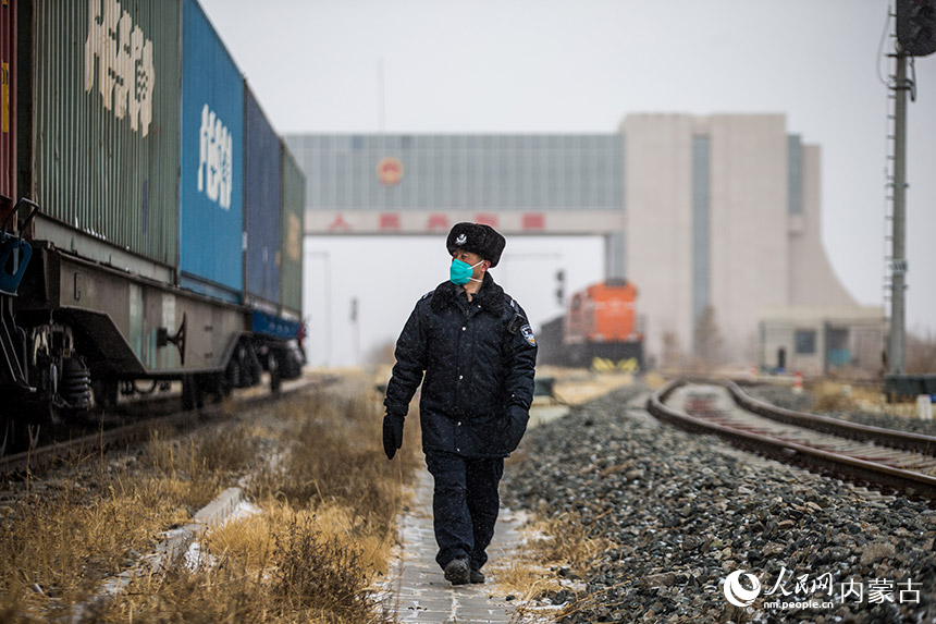 二連出入境邊防檢查站執(zhí)勤民警對通關(guān)列車進(jìn)行車體檢查。郭鵬杰攝