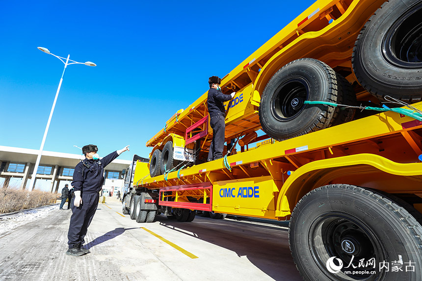 二連出入境邊防檢查站執(zhí)勤民警對(duì)出境貨車進(jìn)行車體檢查。郭鵬杰攝