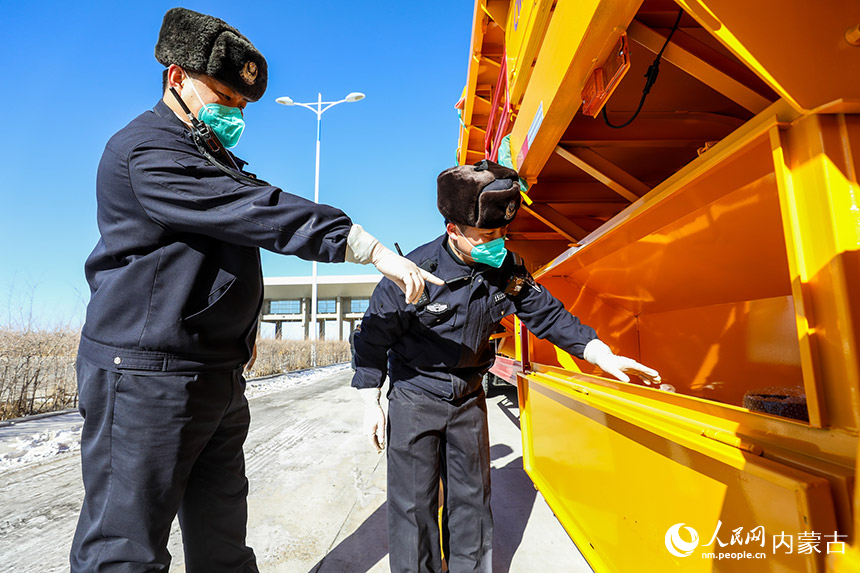 二連出入境邊防檢查站執(zhí)勤民警對(duì)出境貨車進(jìn)行車體檢查。郭鵬杰攝