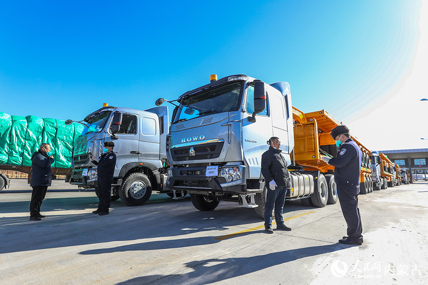 二連出入境邊防檢查站執(zhí)勤民警查驗貨車司機通關(guān)證件。郭鵬杰攝
