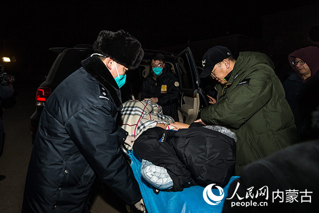 二連出入境邊防檢查站執(zhí)勤民警協(xié)助救護(hù)人員將傷者轉(zhuǎn)移至中方救護(hù)車。