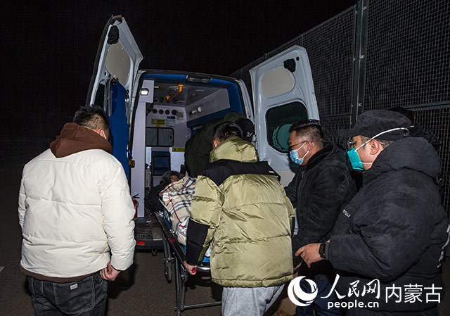 二連出入境邊防檢查站執(zhí)勤民警協(xié)助救護(hù)人員將傷者轉(zhuǎn)移至中方救護(hù)車。