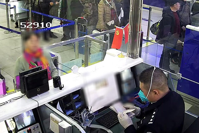 二連出入境邊防檢查站執(zhí)勤民警對(duì)持變?cè)斐鋈刖匙C件的旅客進(jìn)行查驗(yàn)。