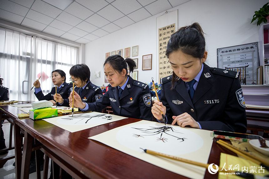 二連出入境邊防檢查站女警們?cè)诶蠋煹闹笇?dǎo)下學(xué)習(xí)中國(guó)畫。郭鵬杰攝
