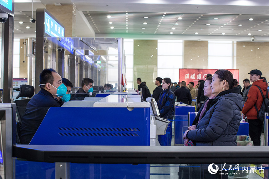 二連出入境邊防檢查站執(zhí)勤民警為旅客辦理通關(guān)手續(xù)。郭鵬杰攝