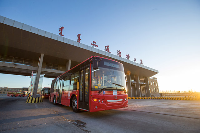 “出境公交車”駛出二連浩特公路口岸。