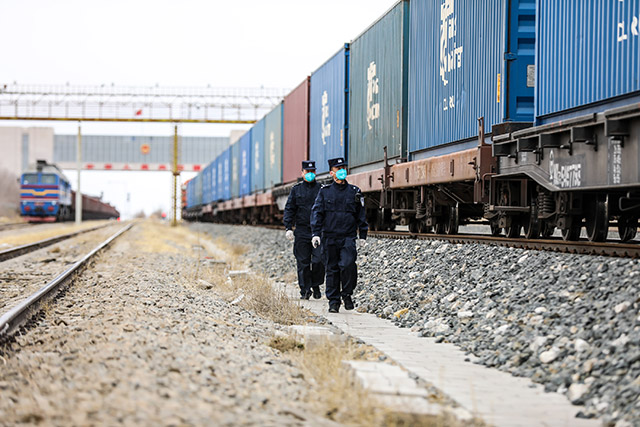 圖7：二連出入境邊防檢查站執(zhí)勤民警對出境列車進(jìn)行車體檢查。