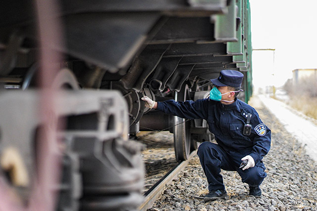 圖8：二連出入境邊防檢查站執(zhí)勤民警對出境列車進(jìn)行車體檢查。