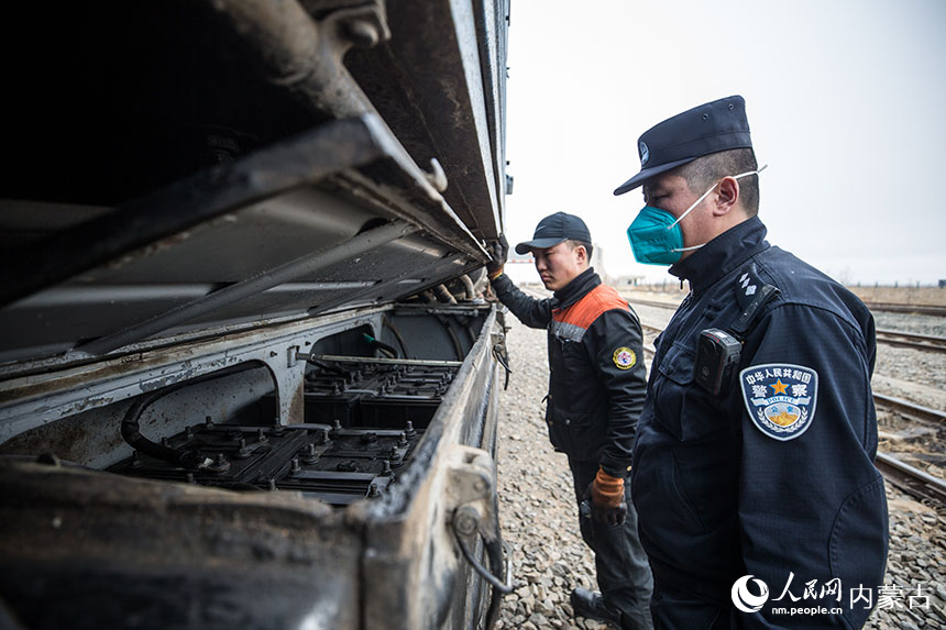 二連出入境邊防檢查站移民管理警察對(duì)通關(guān)列車進(jìn)行車體檢查。郭鵬杰攝