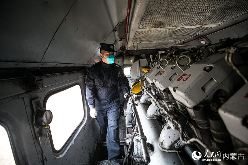 二連出入境邊防檢查站移民管理警察對通關(guān)列車機頭內(nèi)部進(jìn)行檢查。郭鵬杰攝