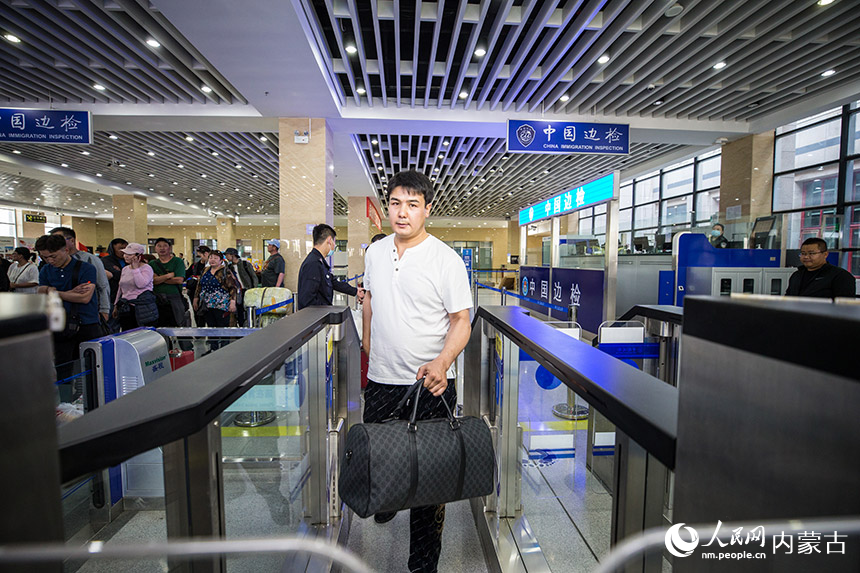 旅客從二連浩特公路口岸快捷通道通關(guān)。胡富國攝