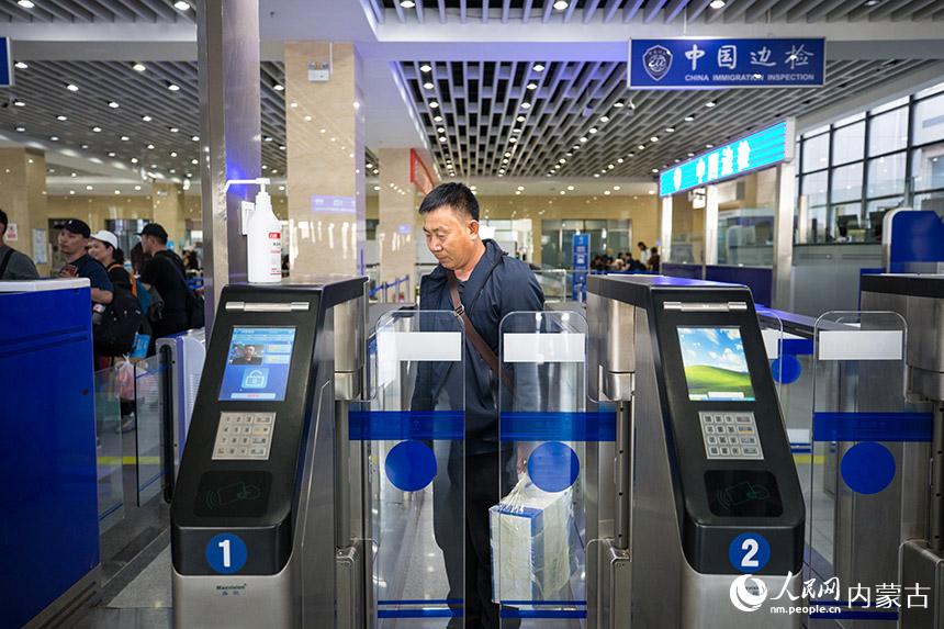 旅客從二連浩特公路口岸快捷通道通關(guān)。胡富國攝