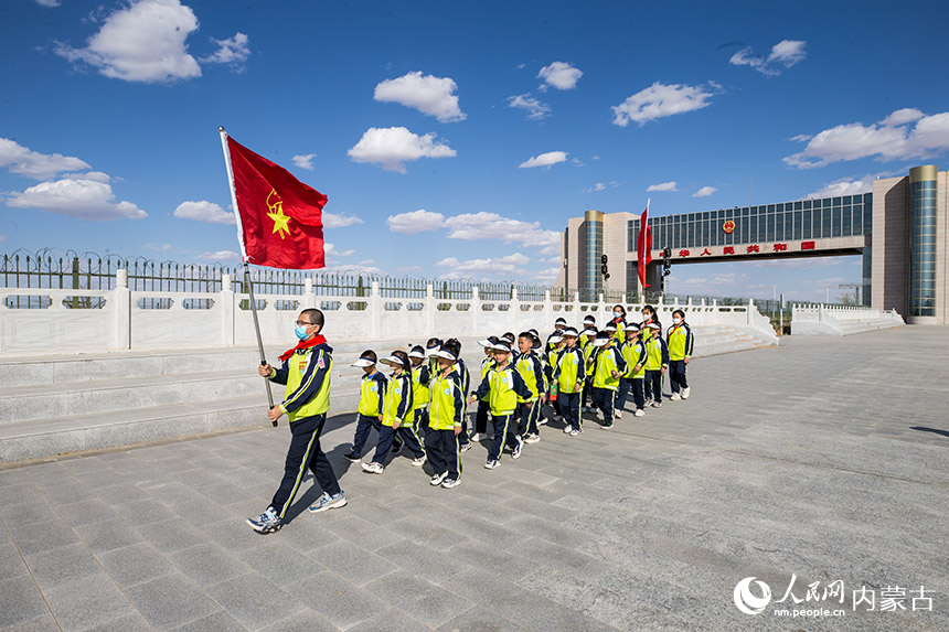 二連出入境邊防檢查站民警為學(xué)生們開展愛國主義教育。楊金燁攝