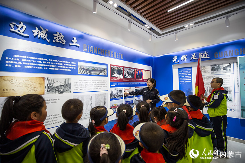 二連浩特市第二小學(xué)學(xué)生參觀站史館。楊金燁攝