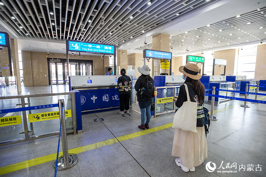 二連出入境邊防檢查站開通“一帶一路”專用通道快速驗放旅游團成員。胡富國攝