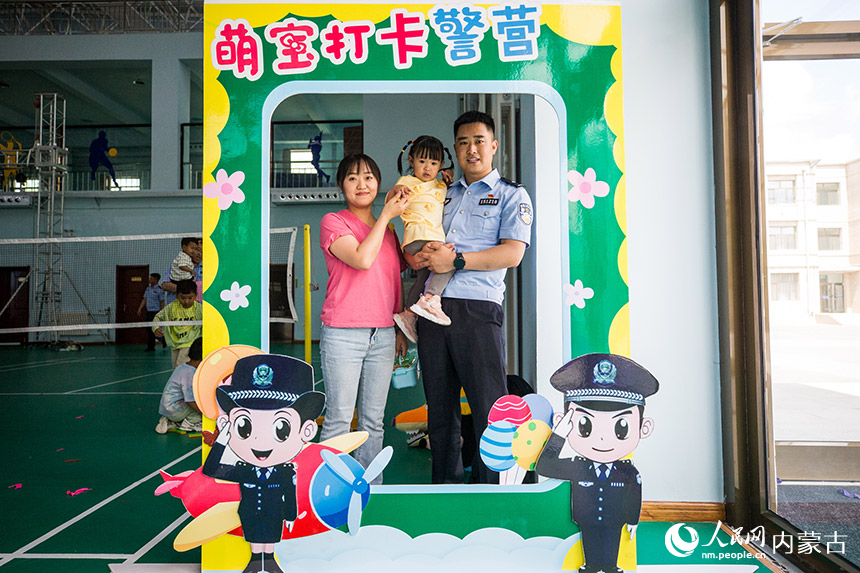 民警和家屬在警營打卡處拍照留念。楊金燁攝