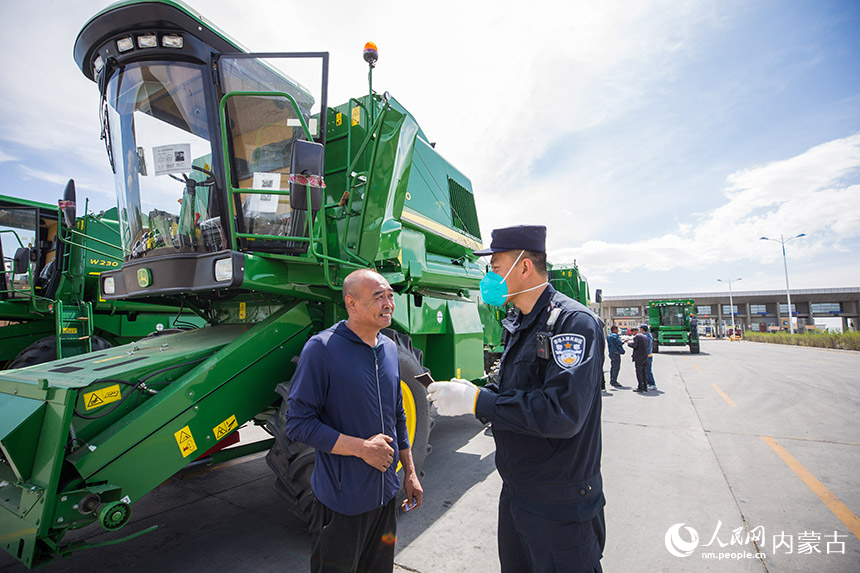 二連出入境邊防檢查站執(zhí)勤民警查驗貨車司機通關(guān)證件。郭鵬杰攝