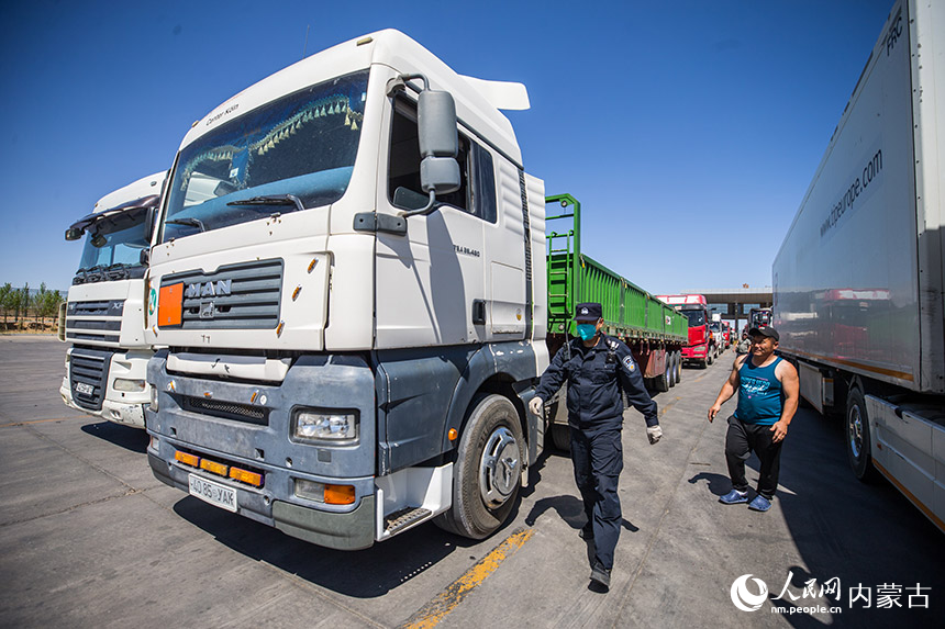 二連出入境邊防檢查站執(zhí)勤民警對(duì)通關(guān)車(chē)輛進(jìn)行車(chē)體檢查。郭鵬杰攝