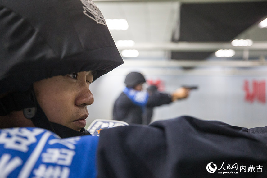 二連出入境邊防檢查站移民管理警察進行實彈射擊訓練。郭鵬杰攝