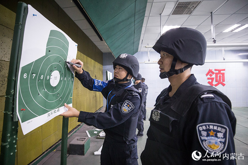 二連出入境邊防檢查站移民管理警察進行實彈射擊訓(xùn)練。郭鵬杰攝
