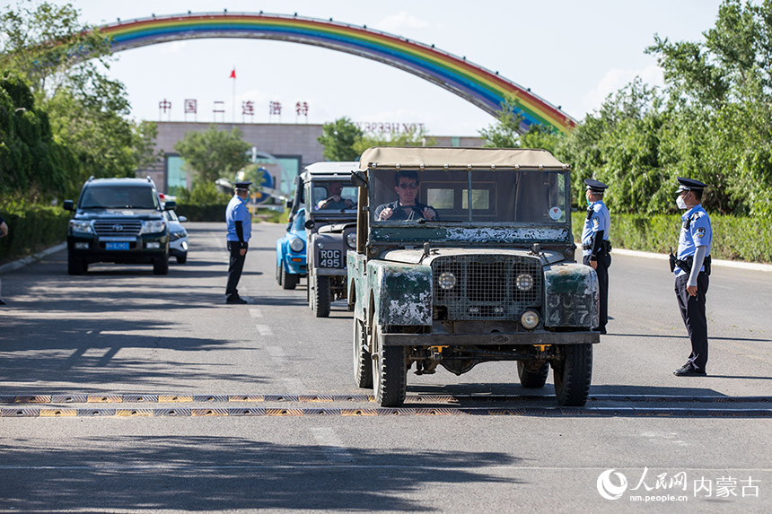 二連出入境邊防檢查站移民管理警察為自駕旅游團(tuán)辦理入境通關(guān)手續(xù)。郭鵬杰攝