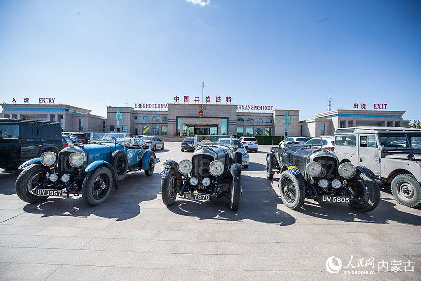 自駕車旅游團(tuán)從內(nèi)蒙古二連浩特公路口岸入境。郭鵬杰攝