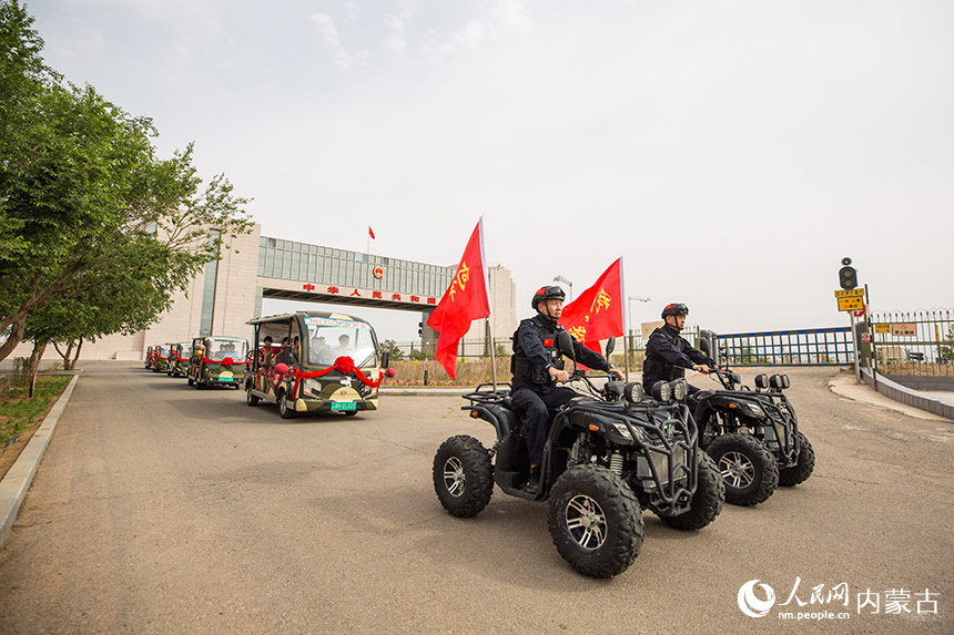 新人們乘坐電瓶車前往婚禮現(xiàn)場(chǎng)。楊金燁攝