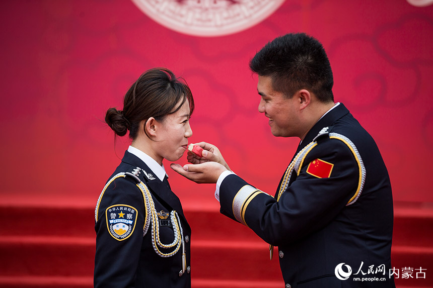 在同牢禮環(huán)節(jié)，一對新人臉上充滿幸福的笑容。楊金燁攝