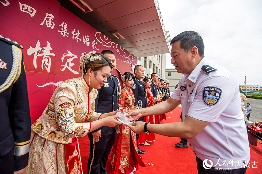 為新晉警嫂頒發(fā)“警嫂獎(jiǎng)牌”。楊金燁攝