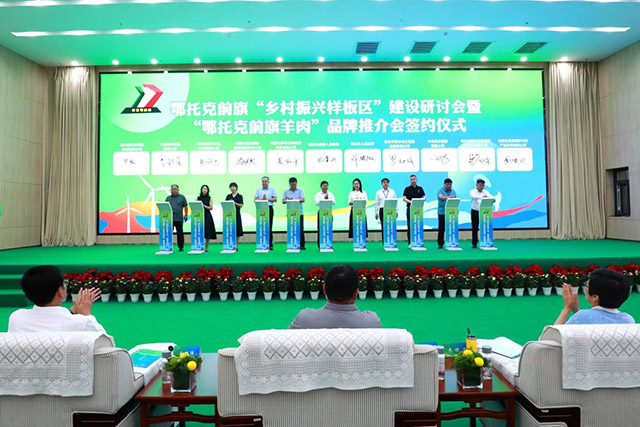 11家政企代表進行現(xiàn)場簽約。楊偉攝