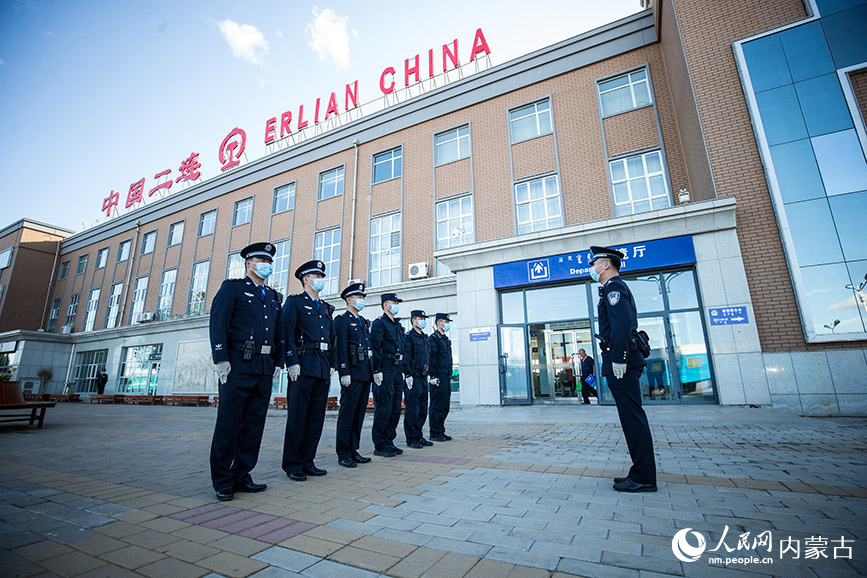 9月18日，二連出入境邊防檢查站執(zhí)勤民警在口岸一線執(zhí)勤。郭鵬杰攝