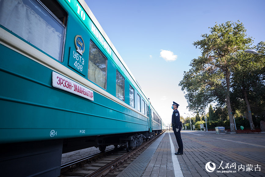 9月18日，二連出入境邊防檢查站執(zhí)勤民警對出境列車進行車體監(jiān)護。郭鵬杰攝
